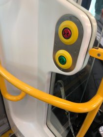 電車内　ボタン