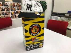 阪神タイガースのキャップとライトスタンド