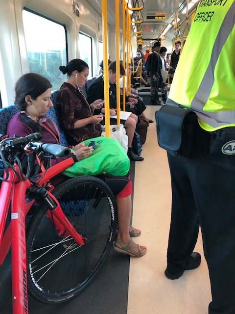 オークランドの電車内で自転車を停めている。