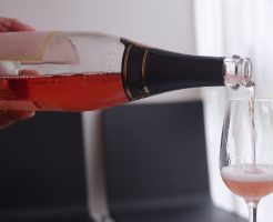ワイングラスへ注がれるワイン