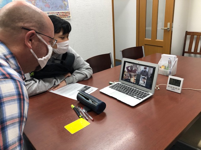 英会話の先生と生徒とズームからオンラインレッスン