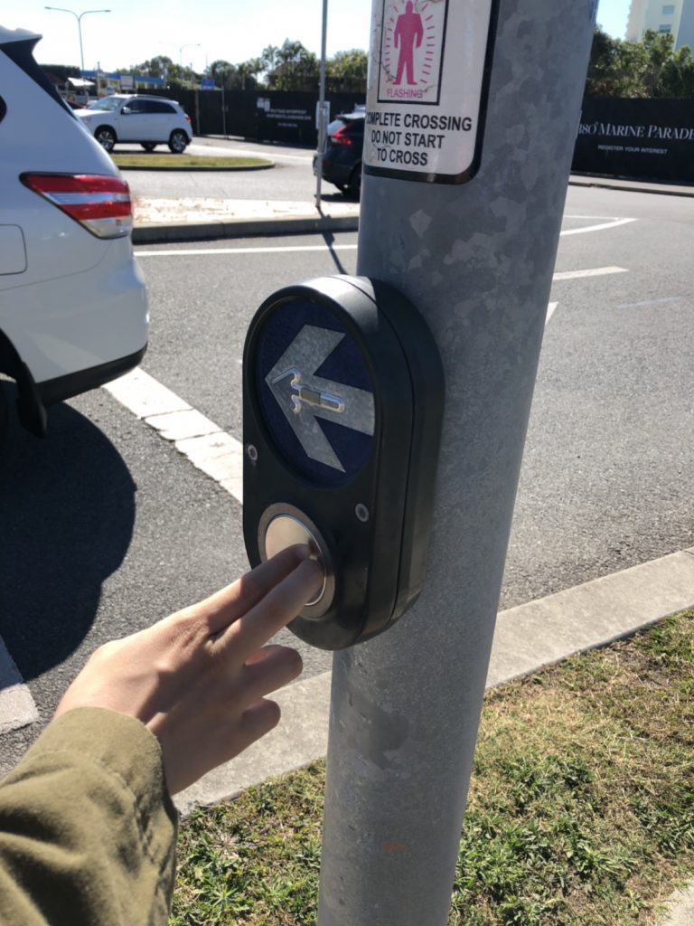 オーストラリアの歩行者用信号ボタン