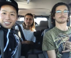 日本人男性と外国人男性2名が車で撮影している