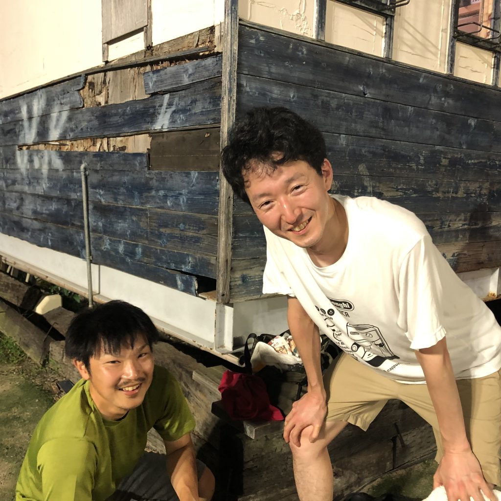 男性が二人で写っている。