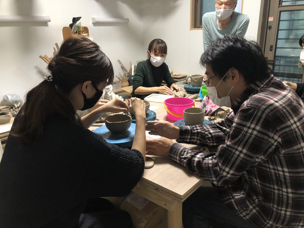生徒さん同士で協力しながら陶芸をやっている。