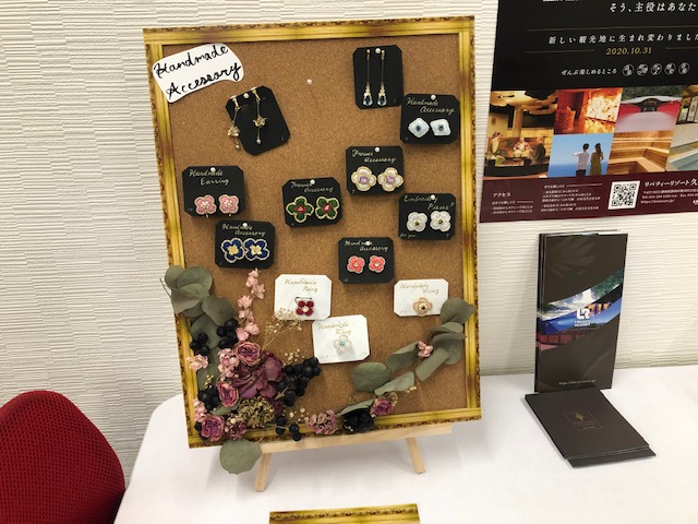 ハンドメイドアクセサリーを展示している