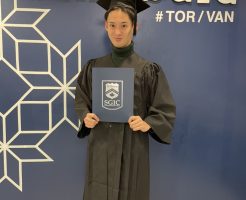 SGICの卒業証書を持って青年が写っている