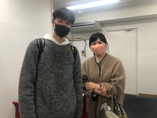 高校生男子と女性が二人写っている