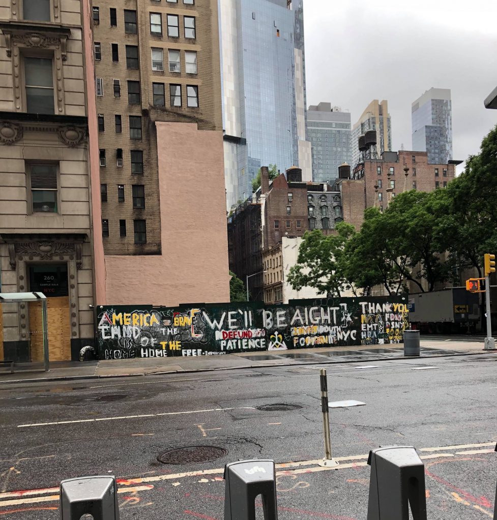 2020年8月頃のニューヨーク町並み we are alrightと壁に描かれている