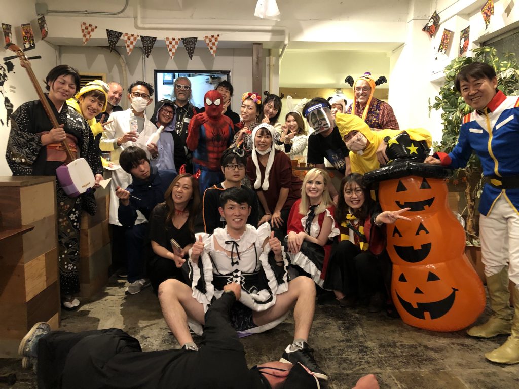 ハロウィーンパーティーでみんなで写っている