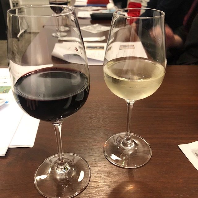 赤ワイン、白ワインが並んでいる