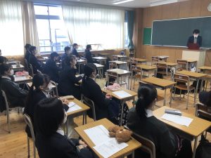 高校の教室で留学セミナーを行っている