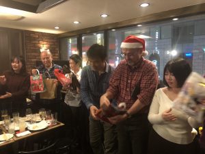 クリスマスパーティーを楽しんでいる