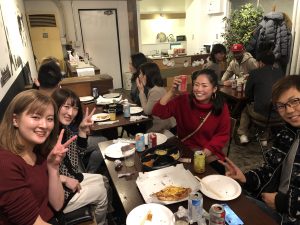 クリスマスパーティーを楽しんでいる日本人と外国人