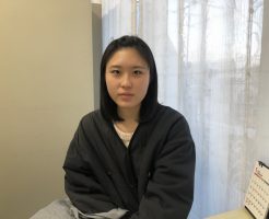 女性が笑顔で写っている