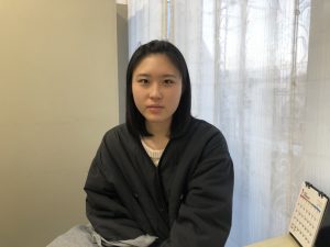 女性が笑顔で写っている