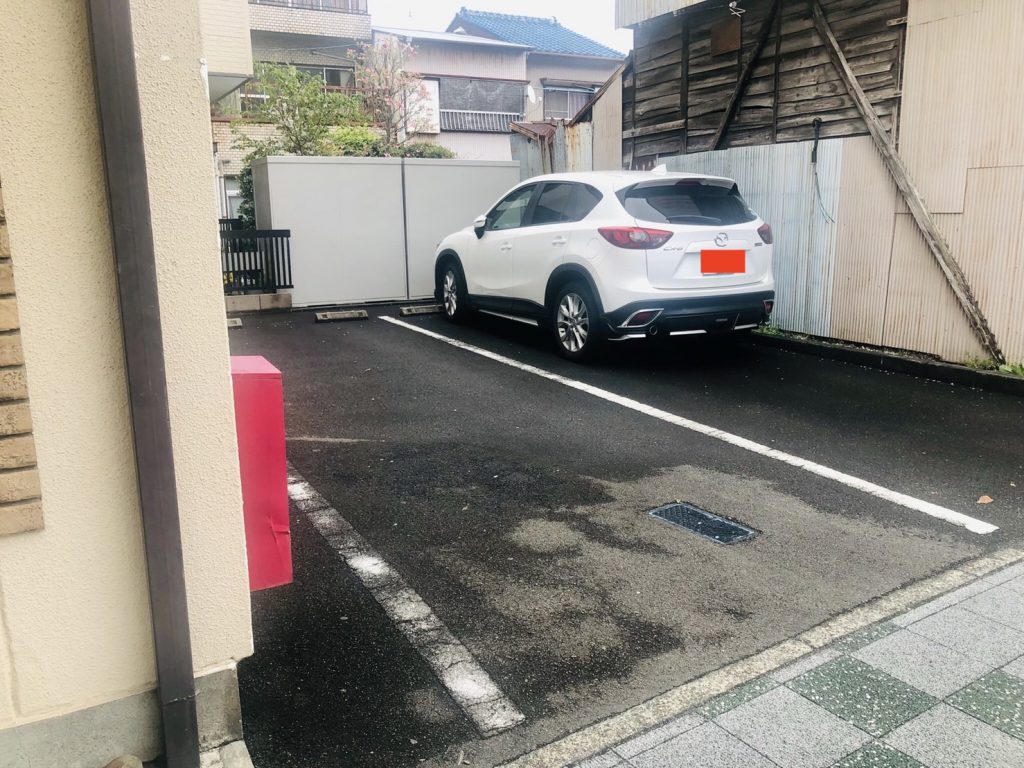 お店隣の駐車場