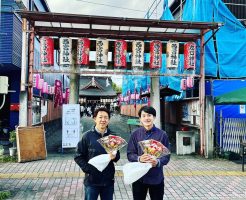 西宮神社前で二人男性が写っている