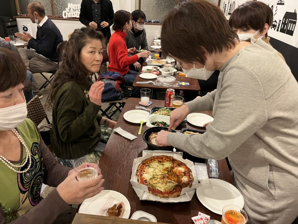 七面鳥を切り分ける女性