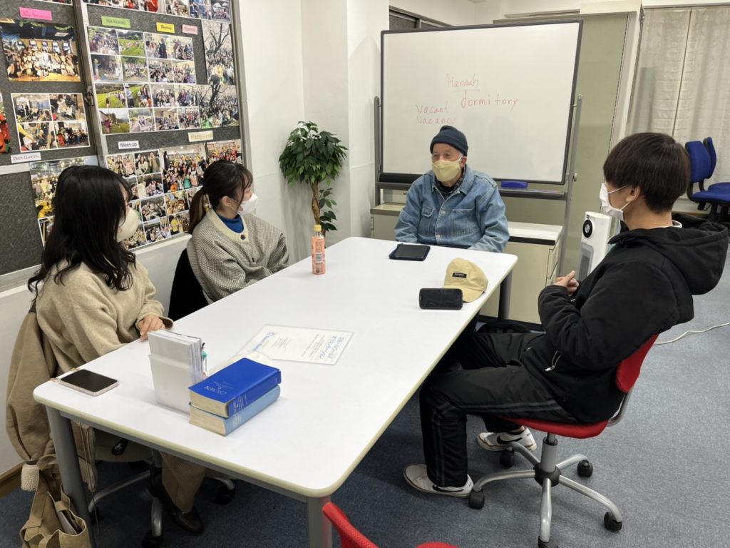 外国人の先生が大学生に講義