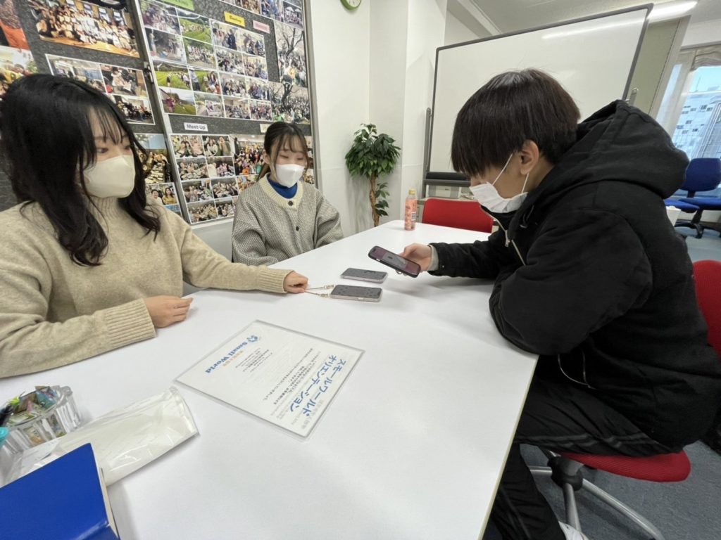 大学生男女が話をしている