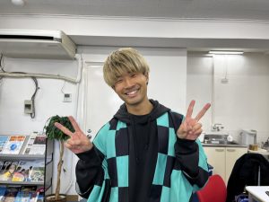 ピースサインをする男性
