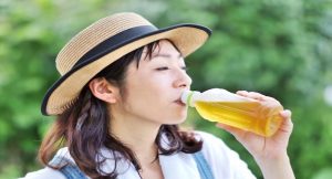 女性がお茶を飲んでいる