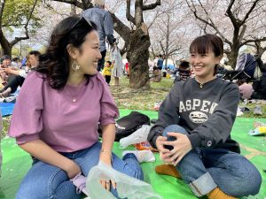 女性２人が仲良く話をしている