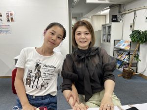 娘さんとお母さんが笑顔で並んでいる