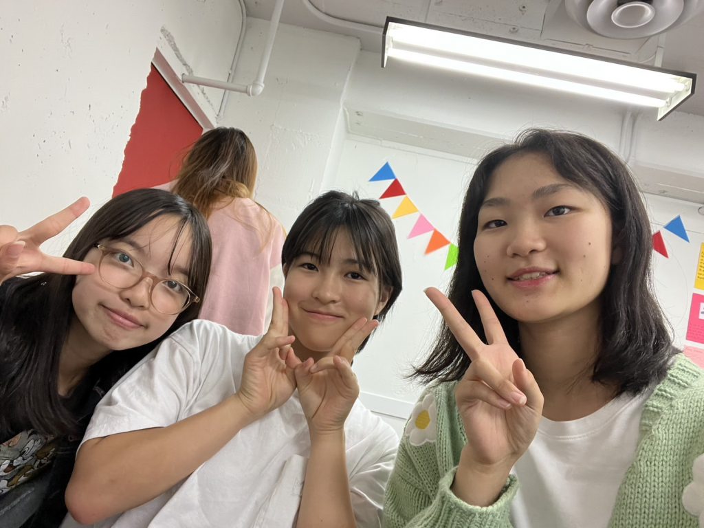 女性が3人で写っている