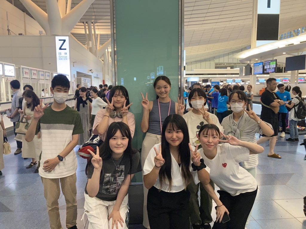 出発する日本人留学生たち