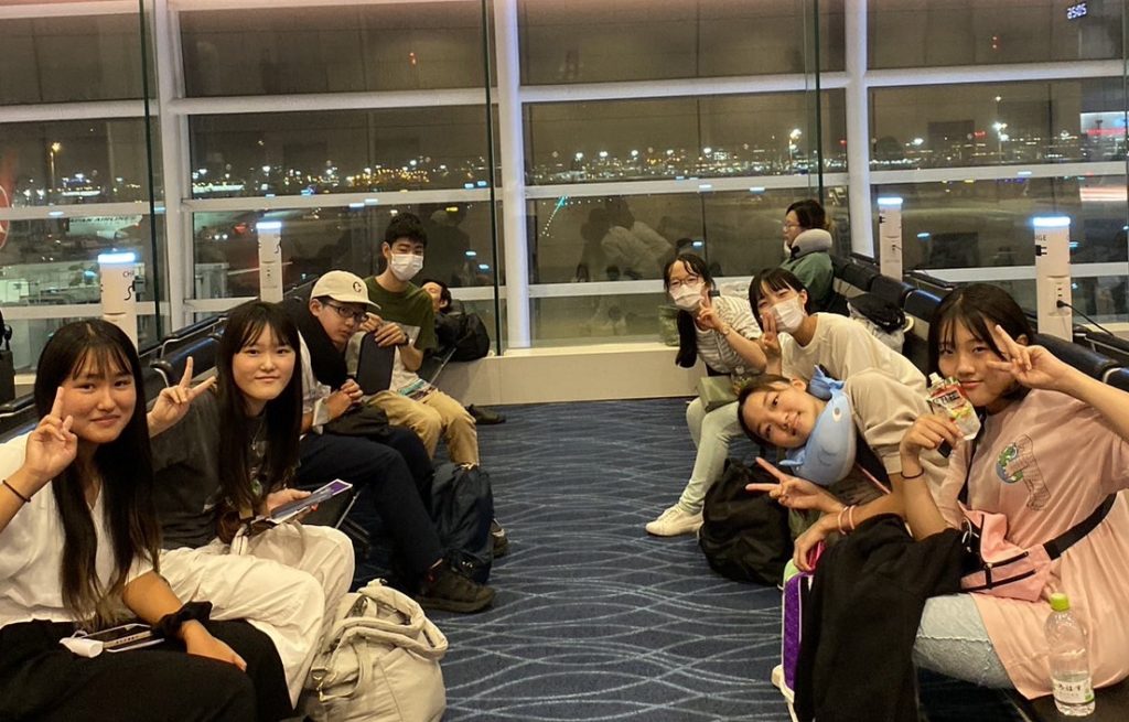 フライトを待つ日本人留学生