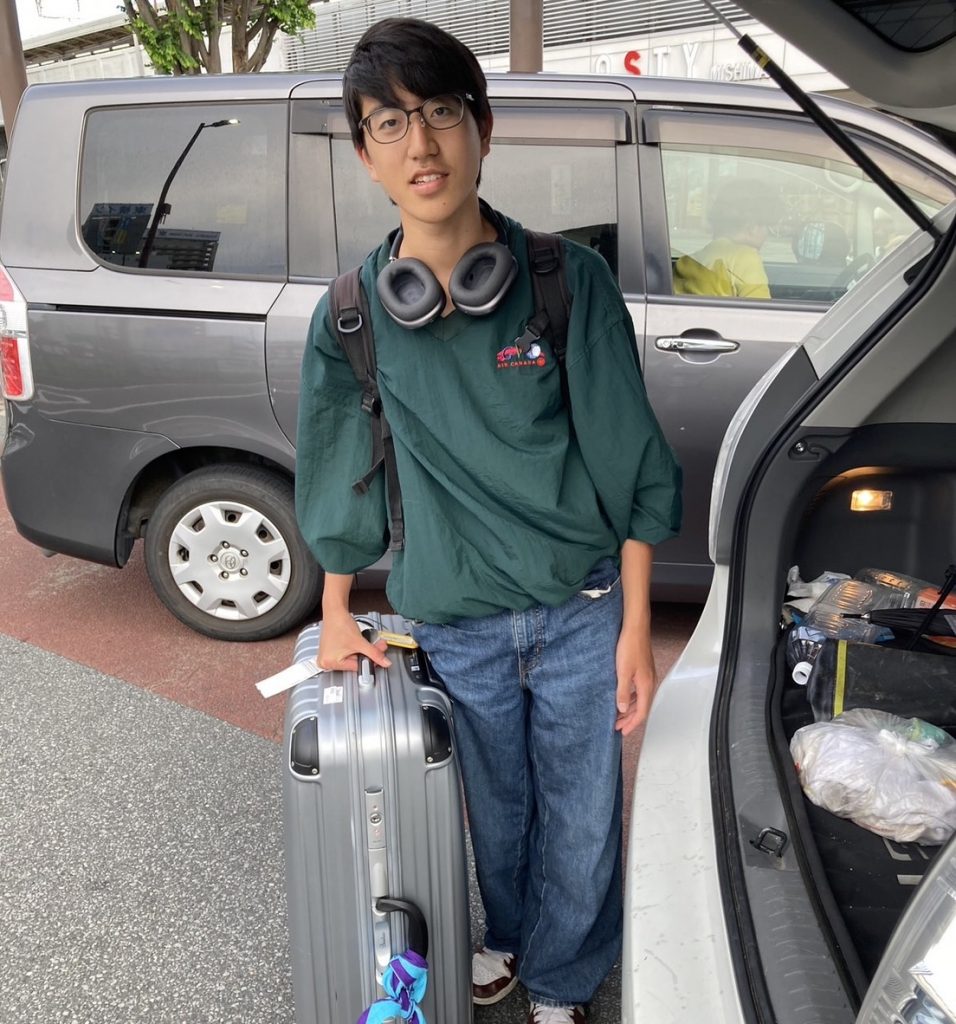 スーツケースを持った日本人男性