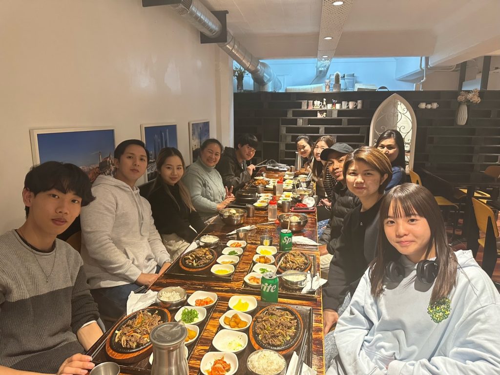 韓国料理店に留学生が集っている