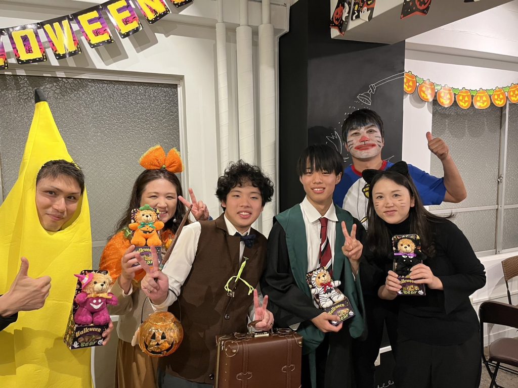 ハロウィンコスチュームを着ている6名