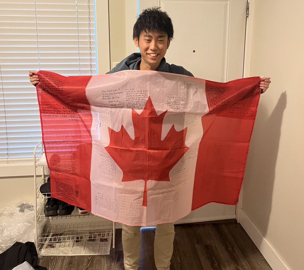 カナダ国旗を手にした日本人