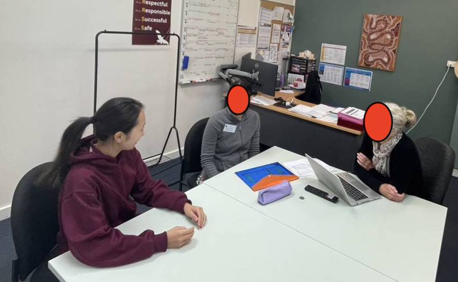 アサートン高校でオーストラリア人と会話する日本人留学生
