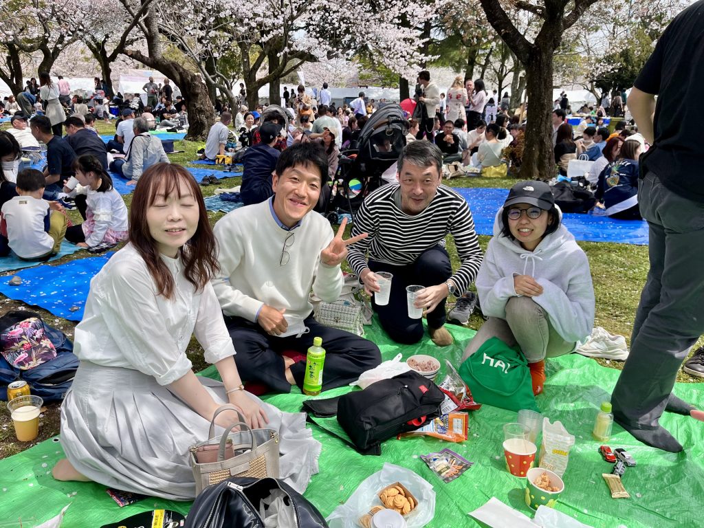 お花見を楽しんでいるグループ