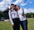 空を見上げる日本人女性と外国人女性