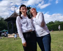 空を見上げる日本人女性と外国人女性