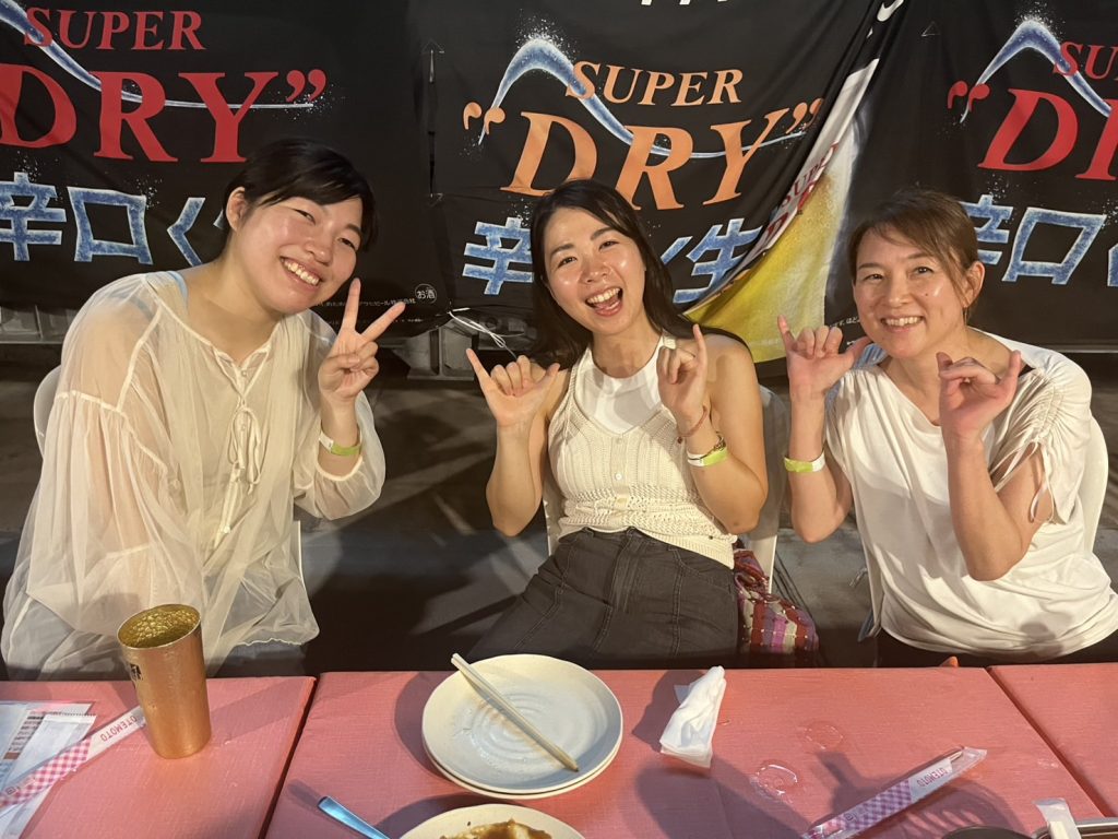ポーズをとっている女性3名