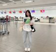 オーストラリアの空港で日本のお土産を持っている日本人女性