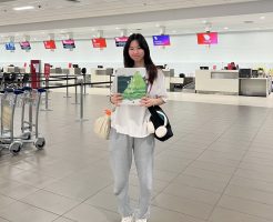 オーストラリアの空港で日本のお土産を持っている日本人女性