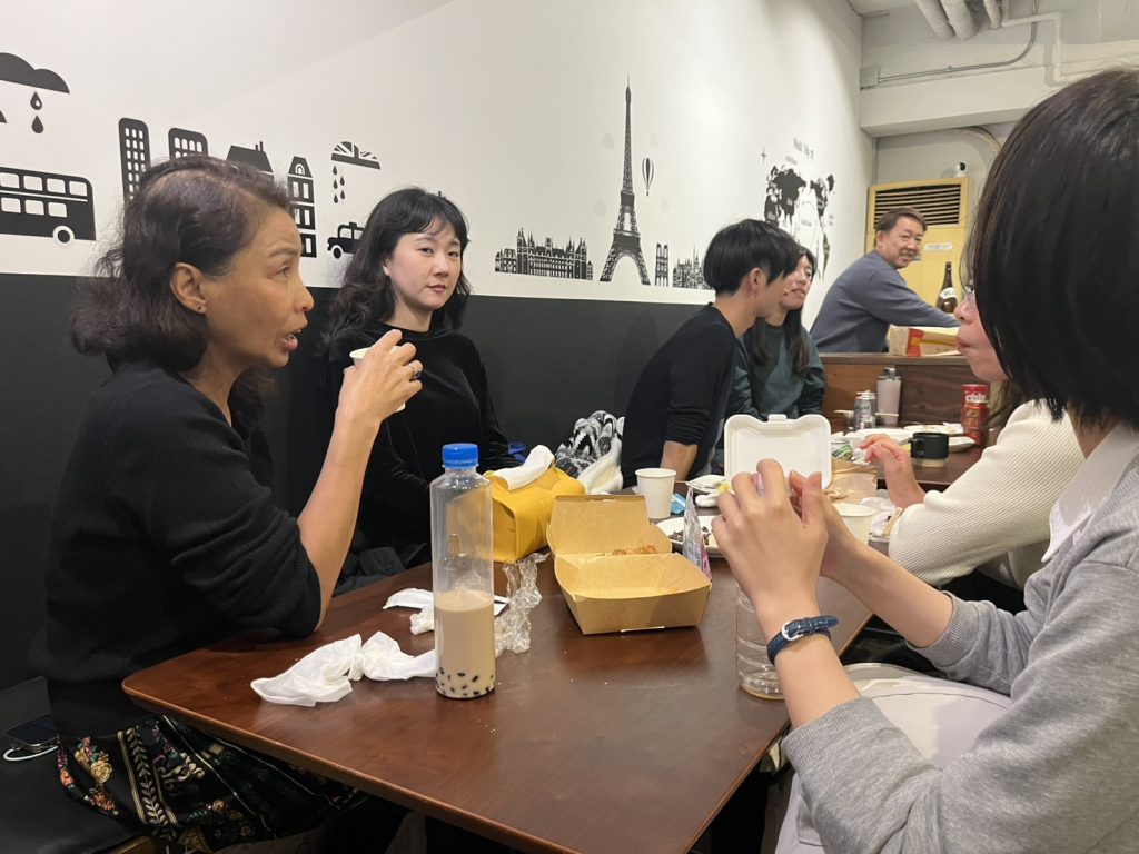 外国人と話す英会話の生徒さんたち