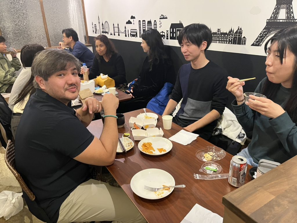 外国人と話す日本人たち