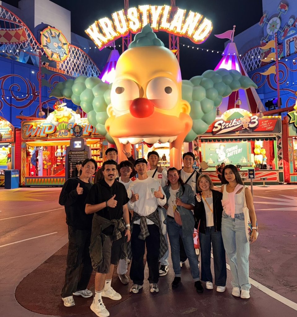 ユニバーサルスタジオアメリカで記念撮影している人たち