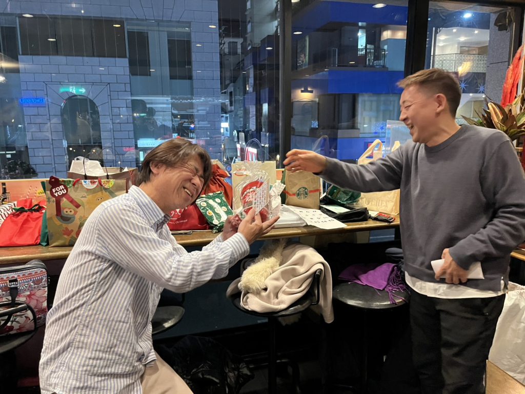 男性が二人で笑っている、