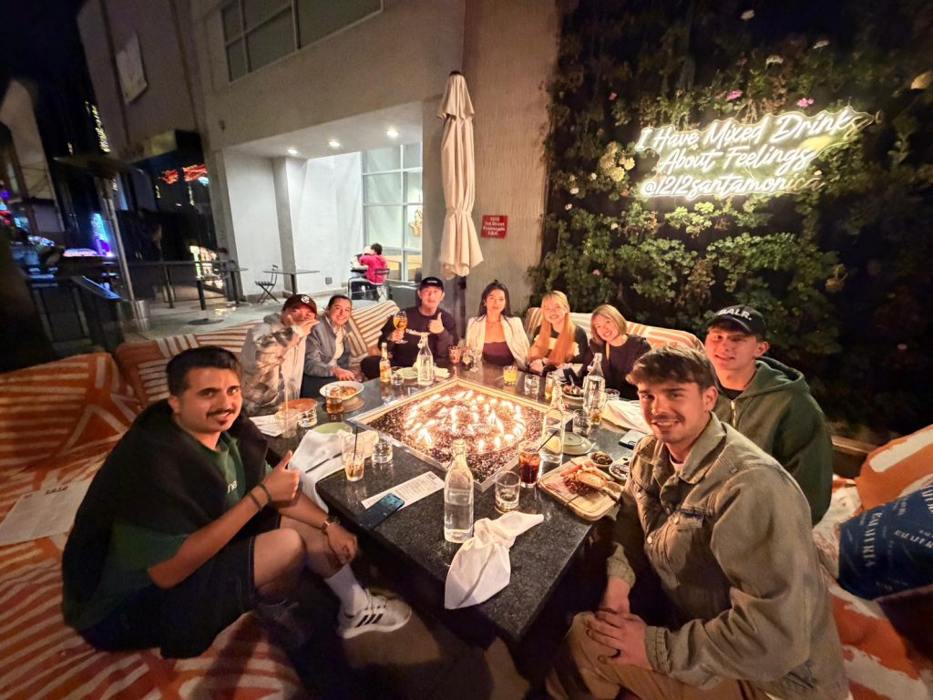 様々な国籍の人が食事を楽しんでいる